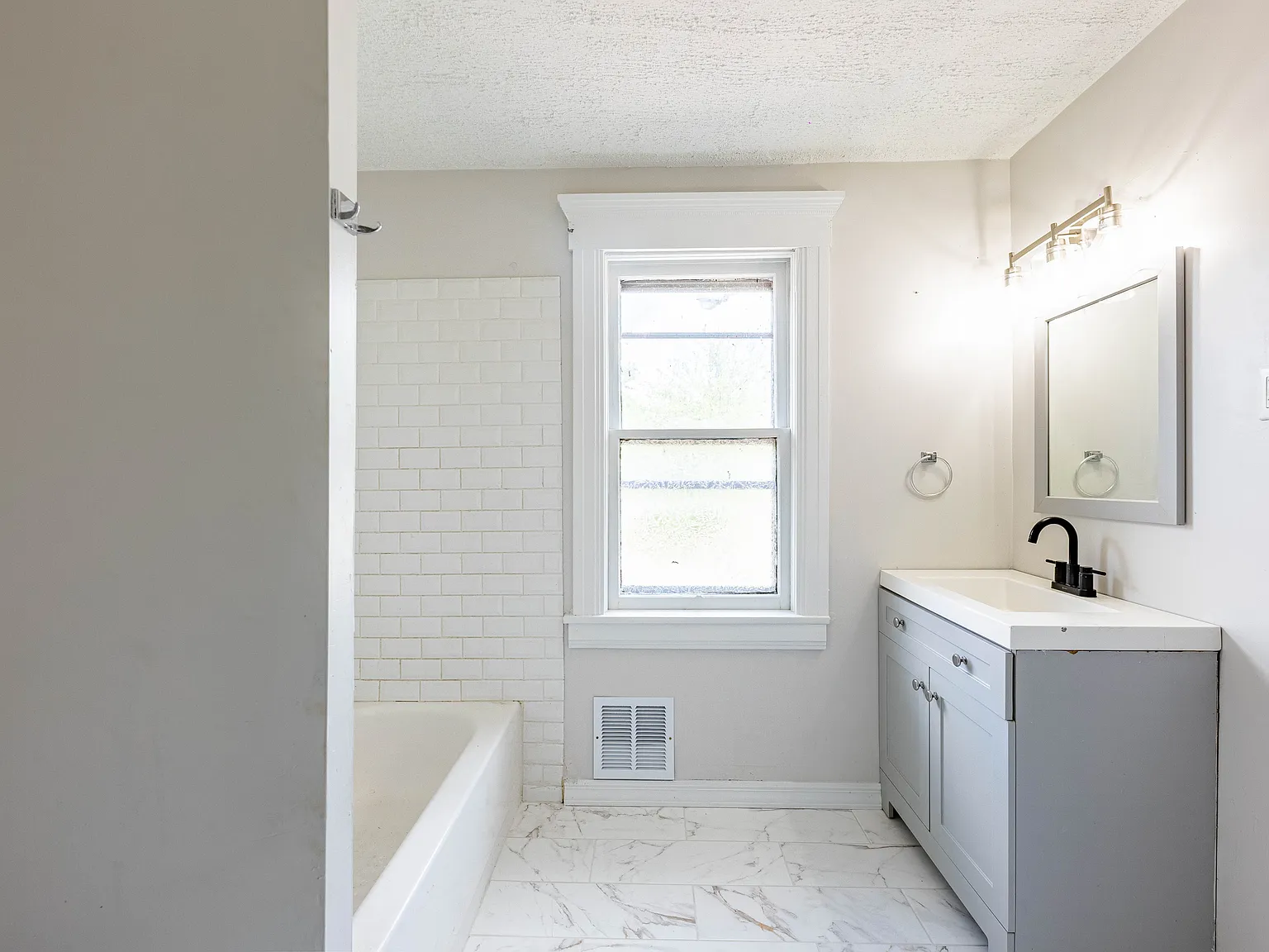 4 bed, 1200 sqft, $2,200 — Photo 3