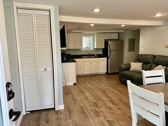 4th image of 317 Shaker Rd APT 2