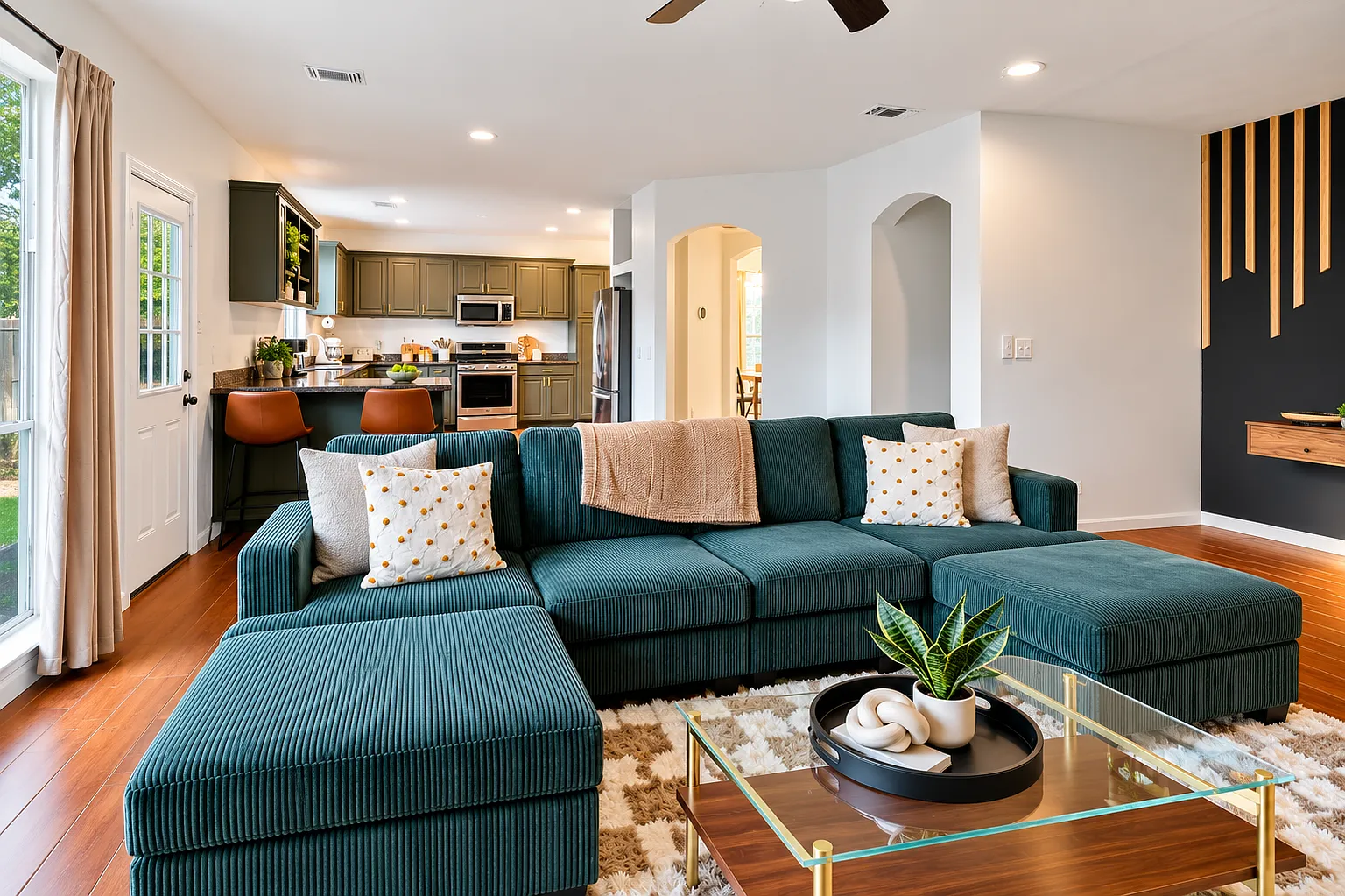5 bed, 3.5 bath, 2552 sqft, $4,500 — Photo 3