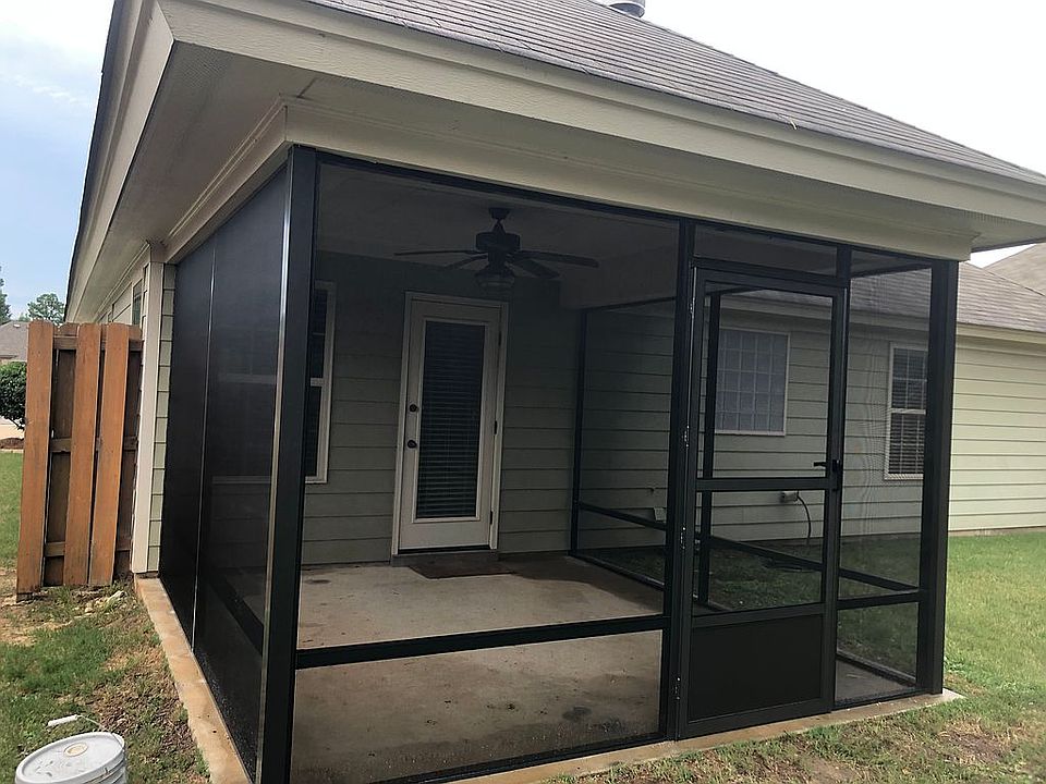 Screened back porch. 