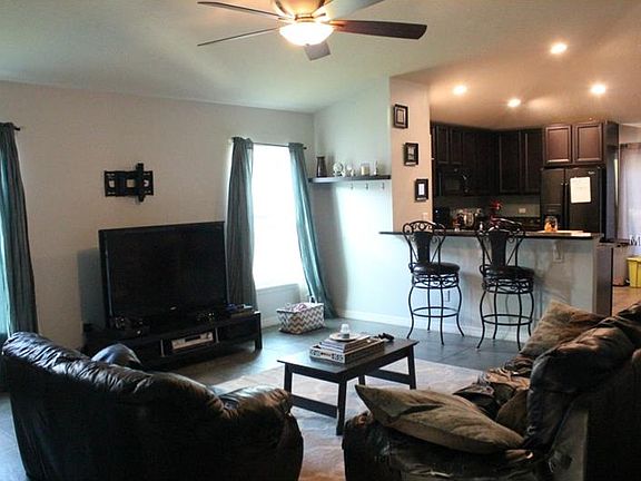 5th image of 812 Maumee St
