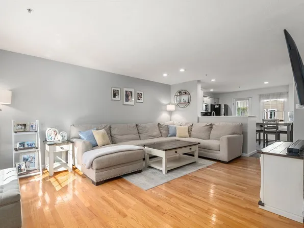 58 Boxberry Ln, Rockland, MA 02370