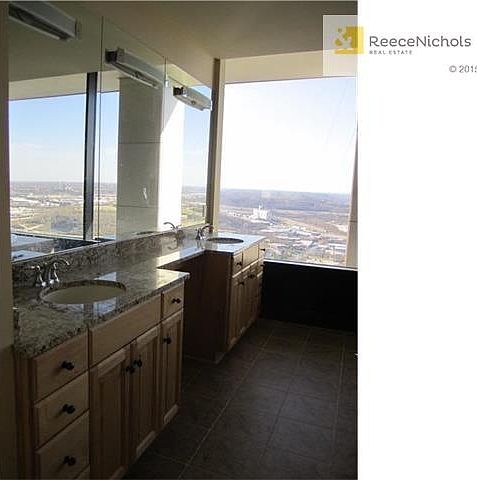 Master bath w/ dual vanities