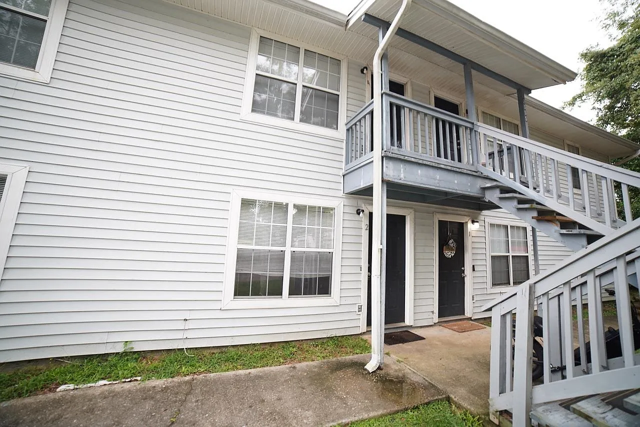 2 bed, 950 sqft, $1,050 — Photo 1