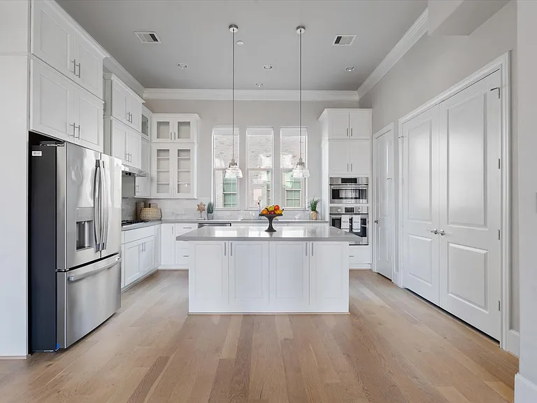 1005 Saint Charles St — Photo 4