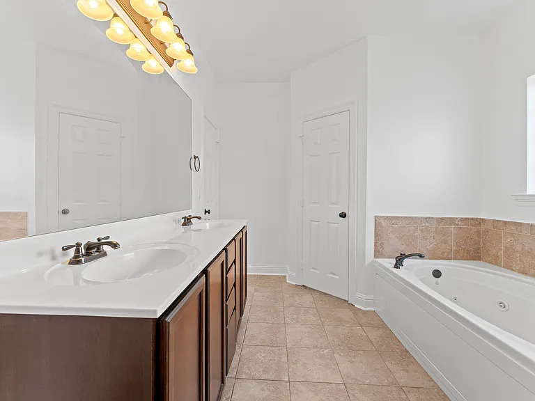 5111 Queens Carriage St — Photo 8