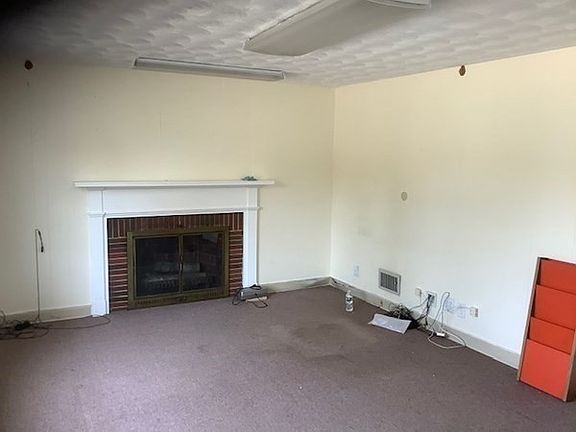 3rd image of 192 Lexington St