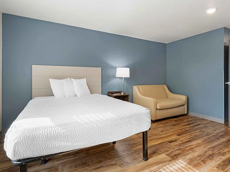 Deluxe Studio - 1 Queen Bed