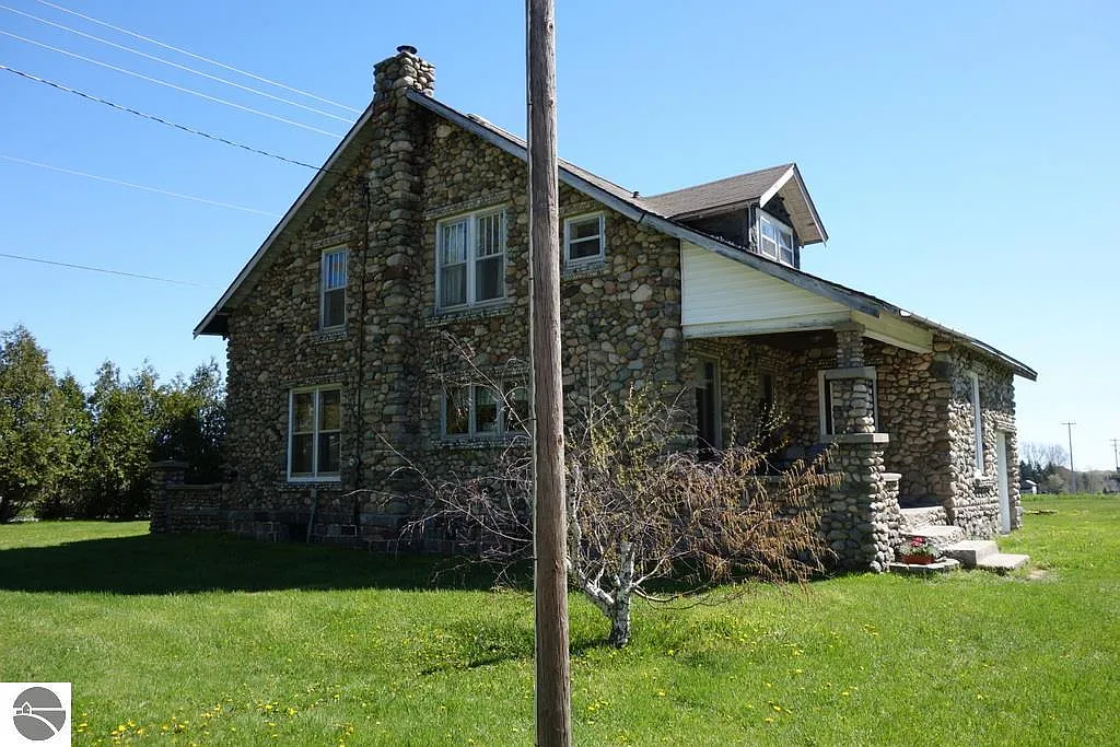 5152 E M 113 photo 1