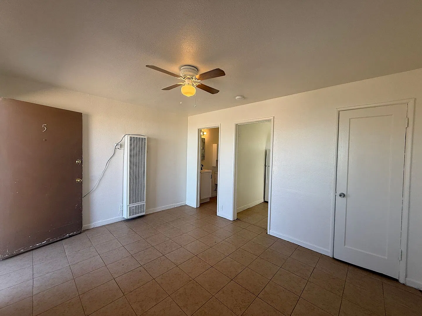 Recently Renovated Palmdale Studio! — Photo 4