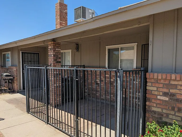 2931 E Beck Ln — Photo 13