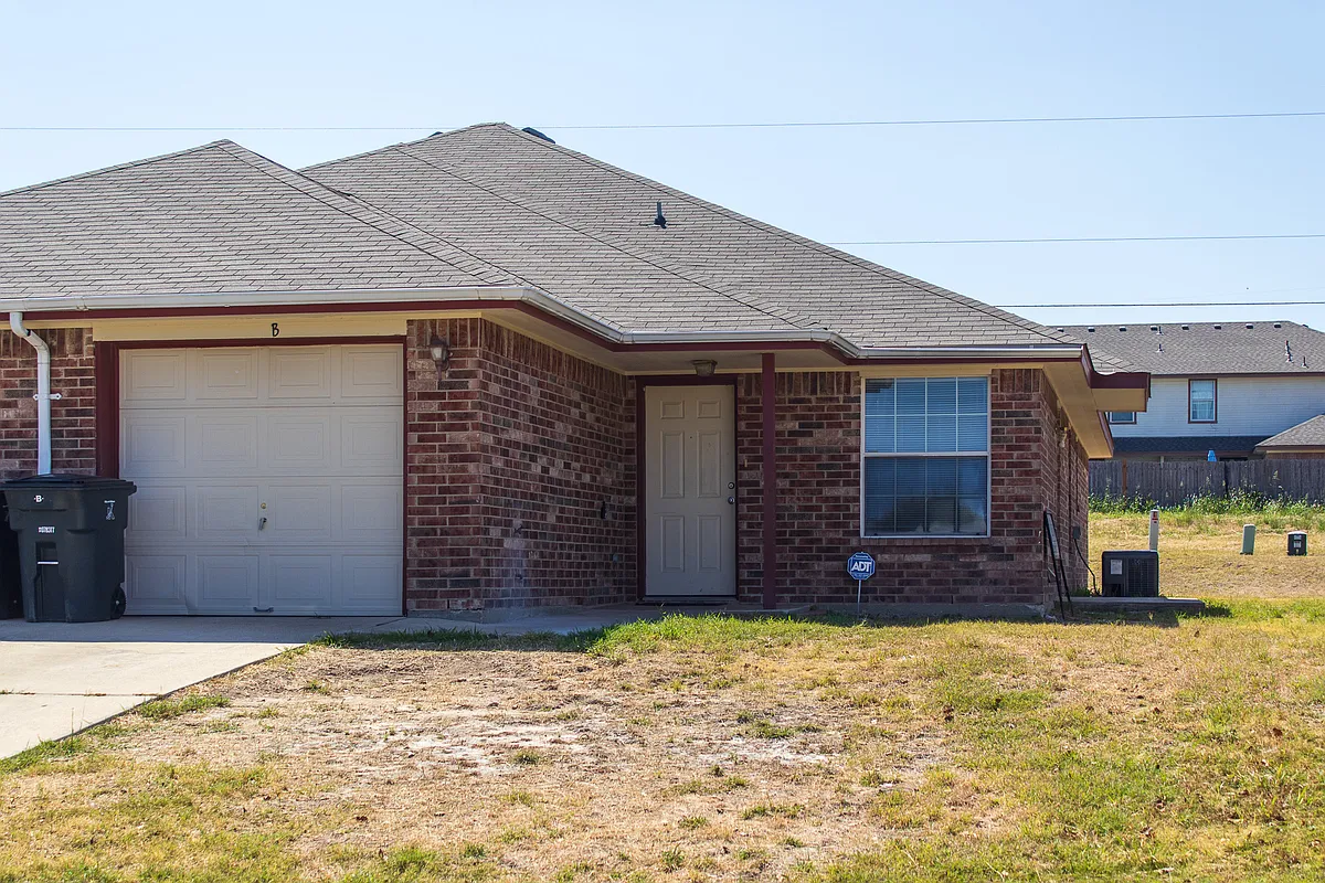 Building Photo - 2804B Alma Dr