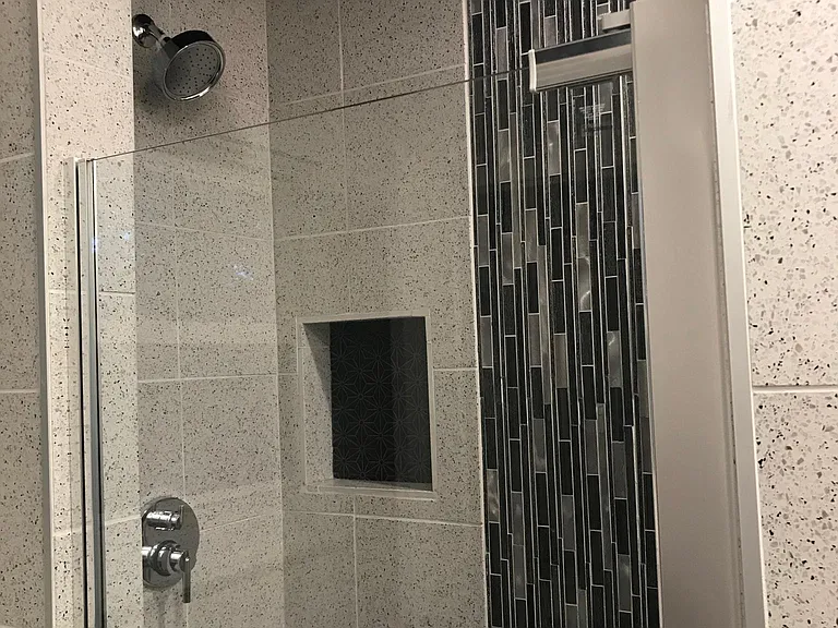 Shower w/ bench seat