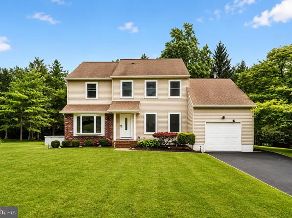 69 Willis Dr, Ewing, NJ 08628