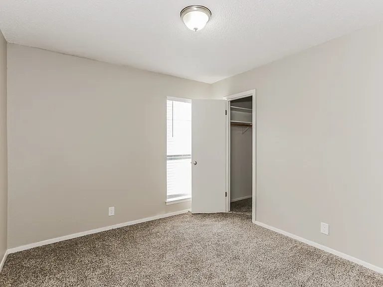 2727 Lucas Dr — Photo 14