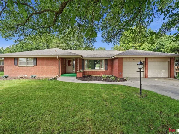 511 Lakewood Dr, Lincoln, NE 68510