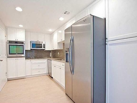 5th image of 90 Edgewater Dr APT 1026