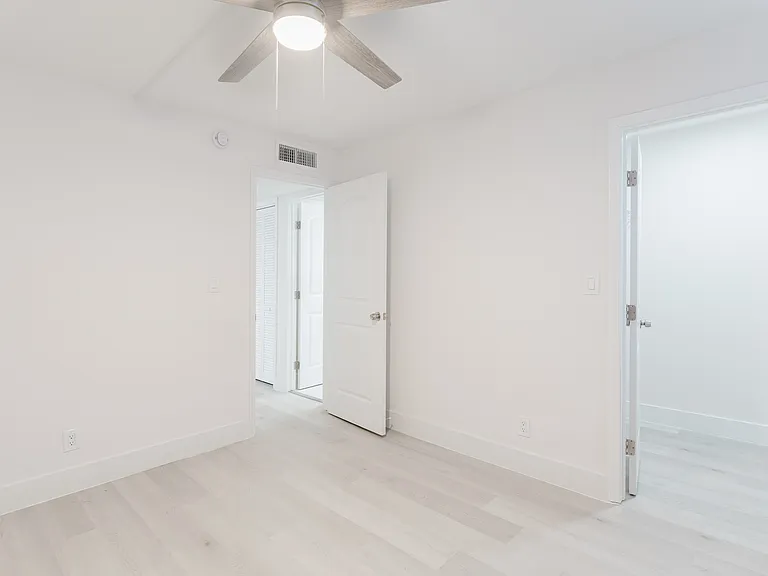 Oakland Park Villas — Photo 11