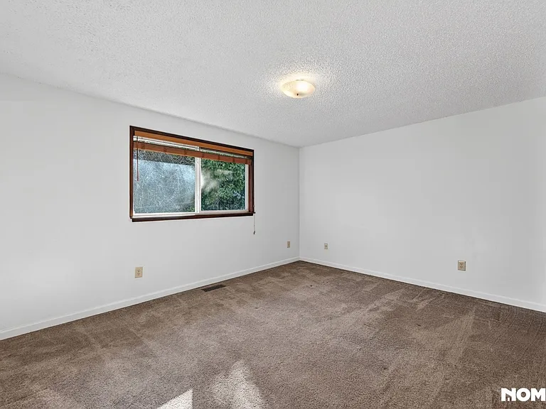 5615 S 141st St — Photo 15