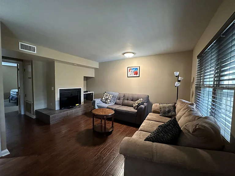 600 NW 4th St #205 — Photo 3