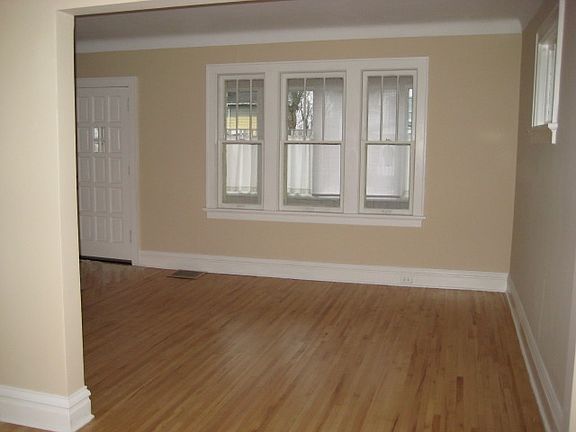 2nd image of 928 N 8th Ave E