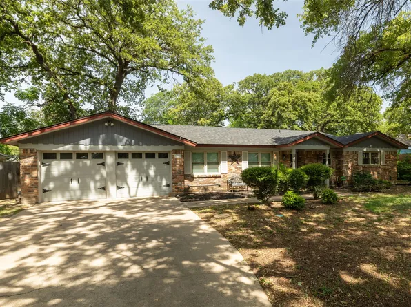 637 Post Oak Dr, Hurst, TX 76053