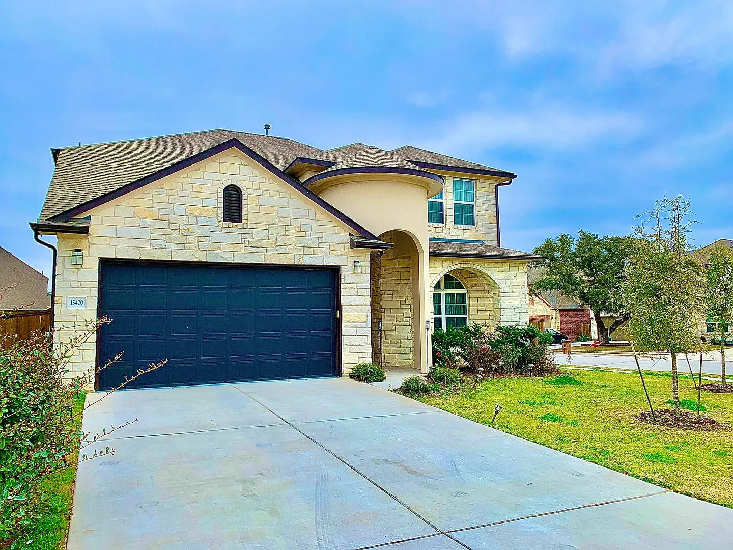 Gorgeous 5 bedroom home. Spacious and Elegant! — Photo 2