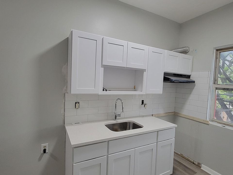 1st image of 147 Fleming Ave APT 3