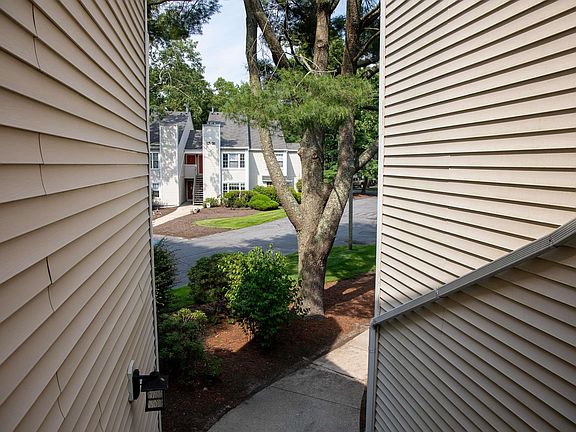 3rd image of 4 Pheasant Meadow Dr #4