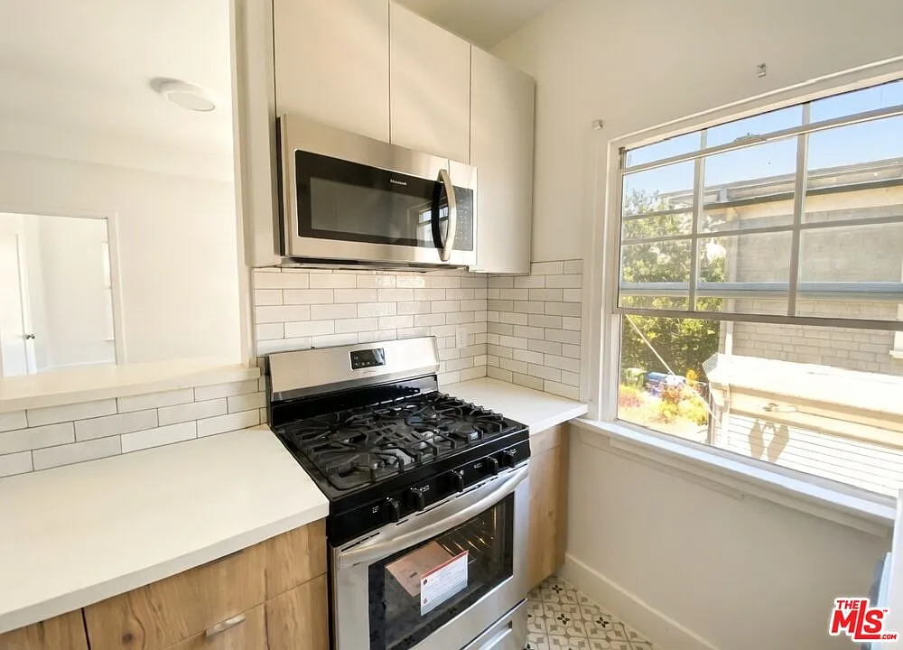 3 bed, 2.0 bath, 700 sqft, $3,300 — Photo 4