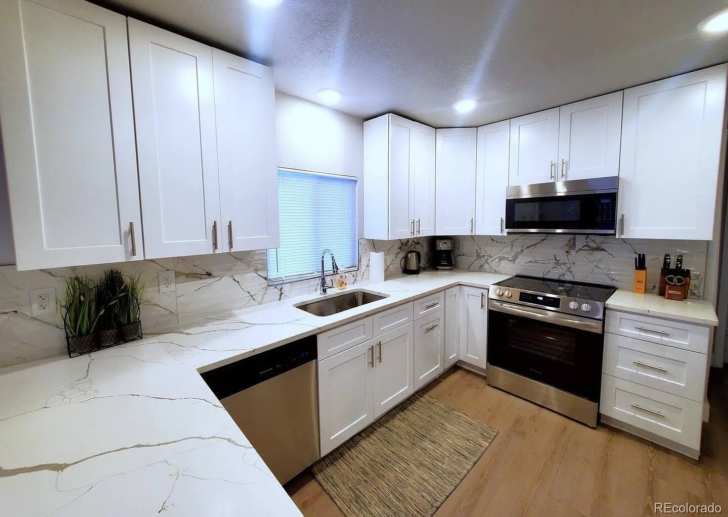 3 bed, 2.0 bath, 1103 sqft, $4,290 — Photo 3