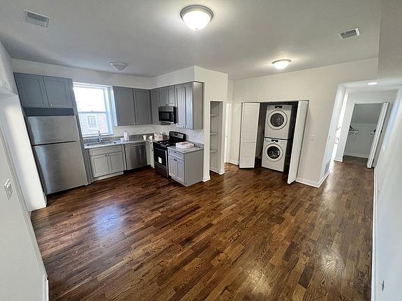 3rd image of 1832 W 22nd Pl #B