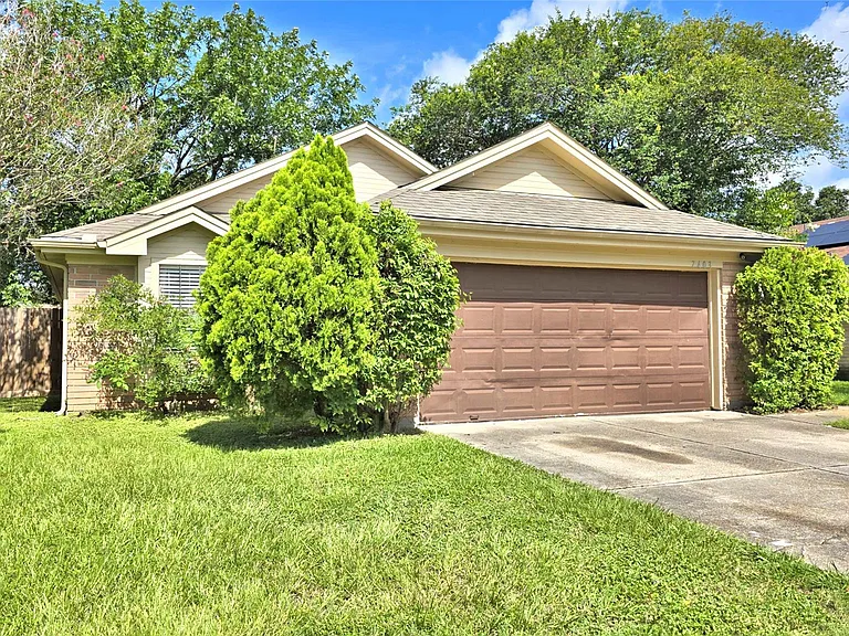 7403 Gateridge Dr — Photo 1