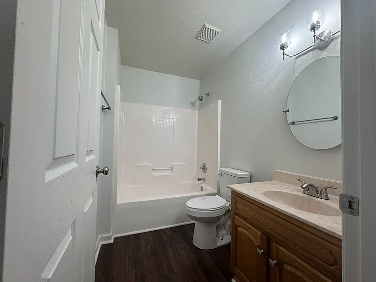 592 NW Turner Ave — Photo 7