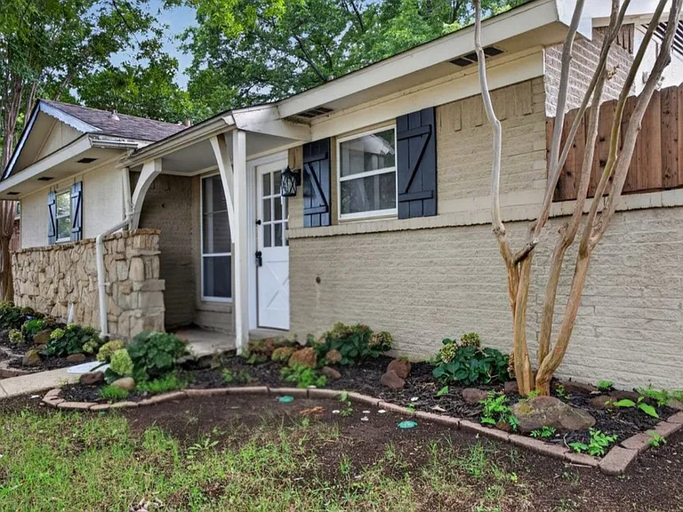 Debbie Dr — Photo 4