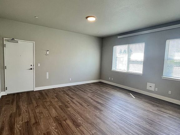 3rd image of 1415 N Dekum St #303
