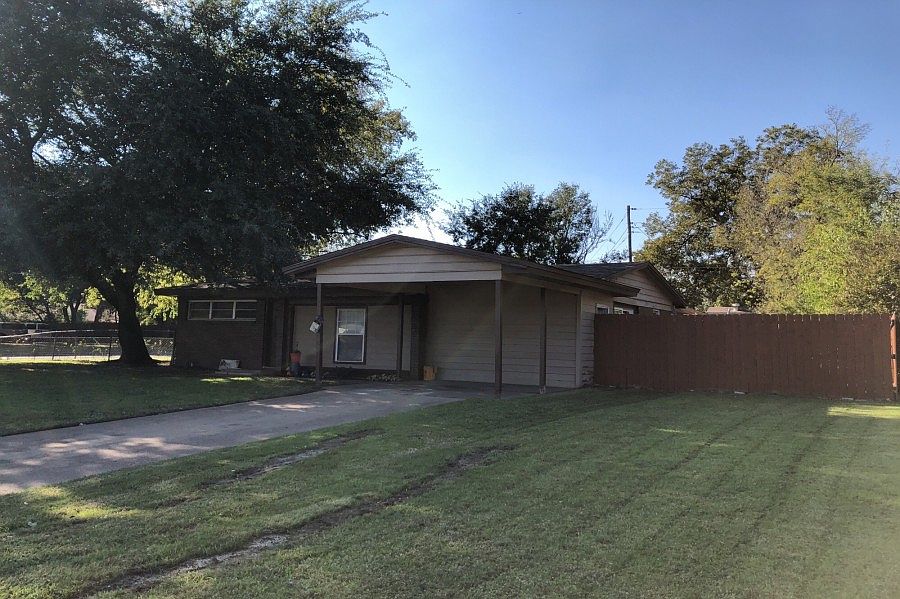 2nd image of 703 Hampton Cir