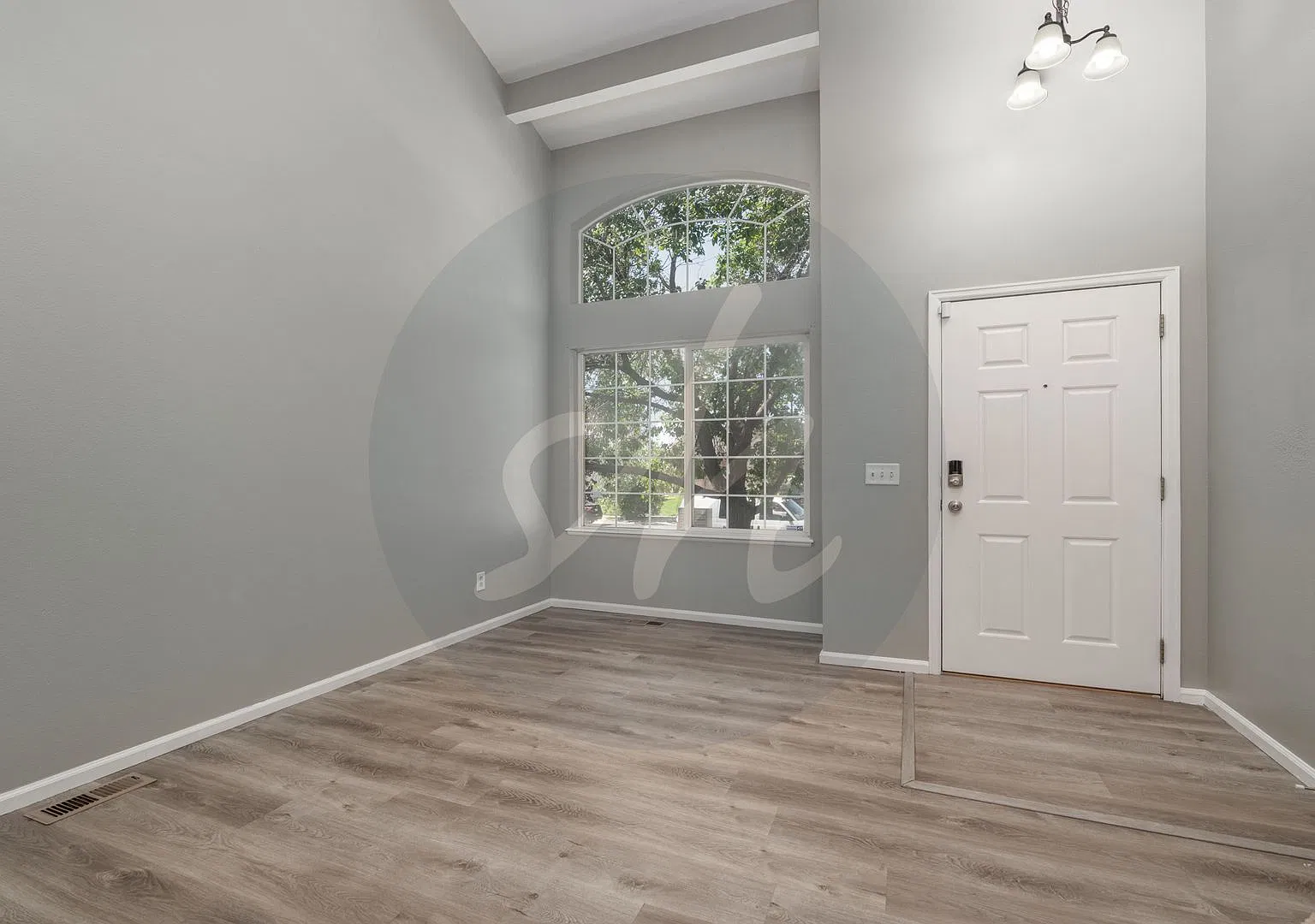East Side Home with a Large Back Yard! — Photo 2