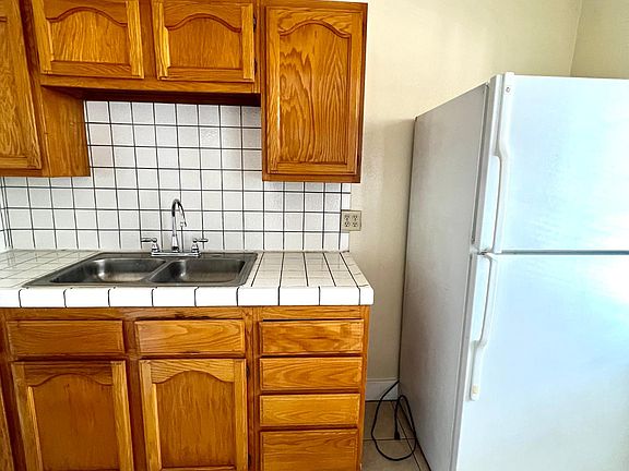 4th image of 901 E Broadway #201