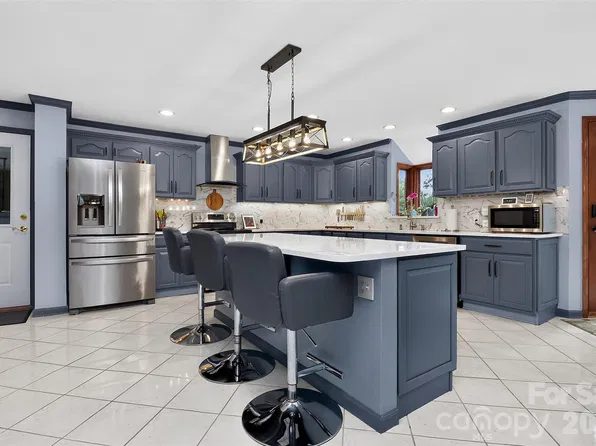 525 Shoreline Dr, Lancaster, SC 29720