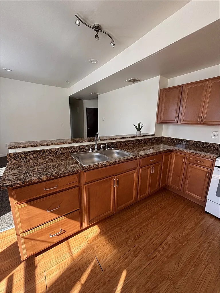 2 bed, $1,300 — Photo 3