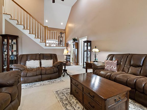 4th image of 200 Park Lakes Dr