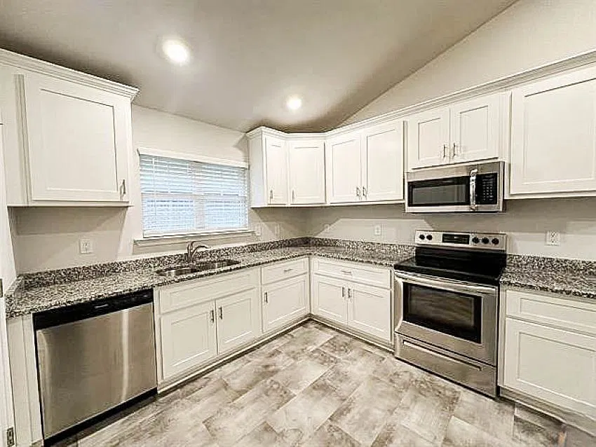4 bed, 2200 sqft, $2,100 — Photo 4