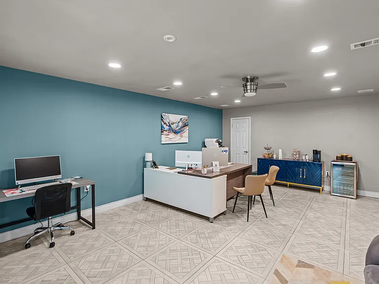 Holly Apartments — Photo 6