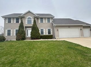 2706 Country Meadow Ln, Cedar Falls, IA