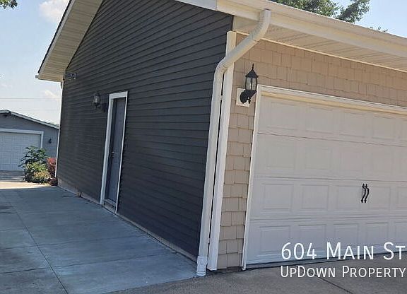 4th image of 604 Main St W