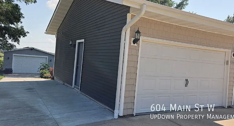 604 Main St W — Photo 4