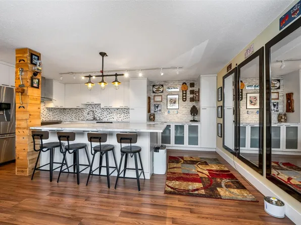 1000 Esquimalt Rd #205, Esquimalt, BC V9A 3N2