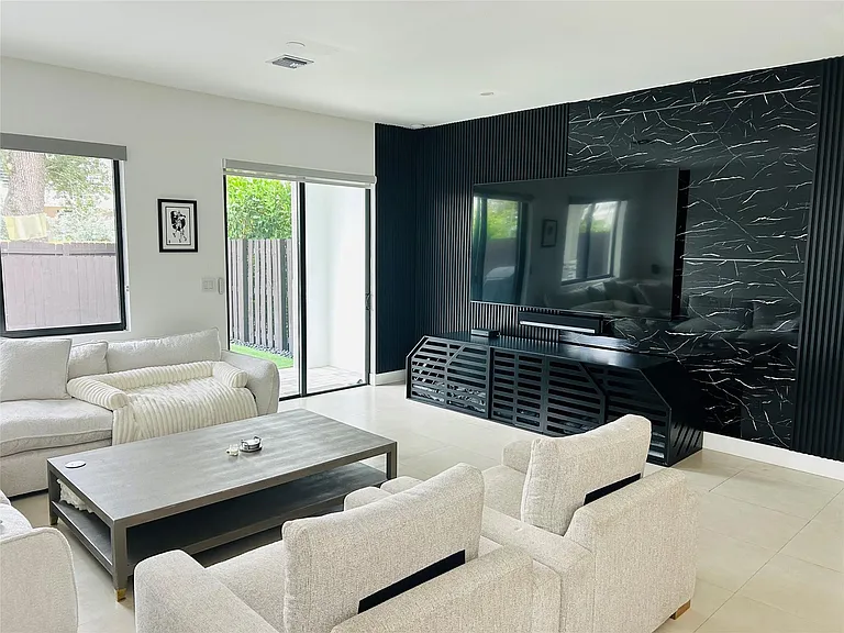 310 SW 9th St #1 — Photo 6