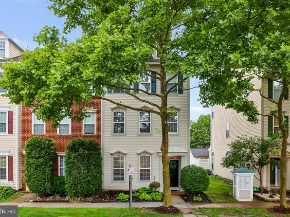 43573 Mink Meadows St, Chantilly, VA 20152